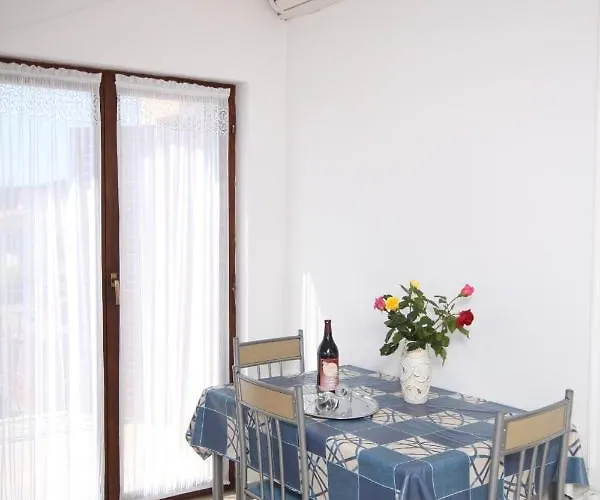 Apartmán With Parking Space Tribunj - Vodice - 6223 Tribalj